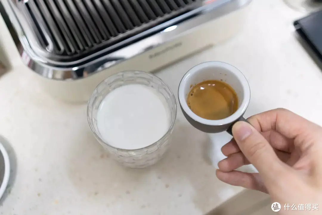 用宜盾普EOS家用意式半自动咖啡机，打造一个舒适温馨的家庭咖啡角