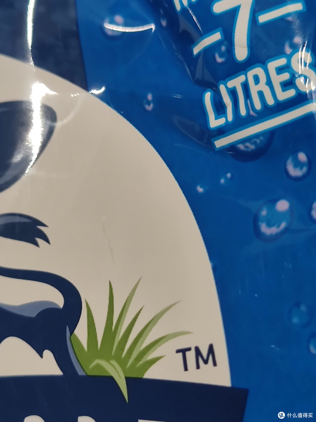 再看京东国际购买的：白色跟蓝色图案之间没有那道洋红色的痕迹，图像锐利，印刷清晰度更高。