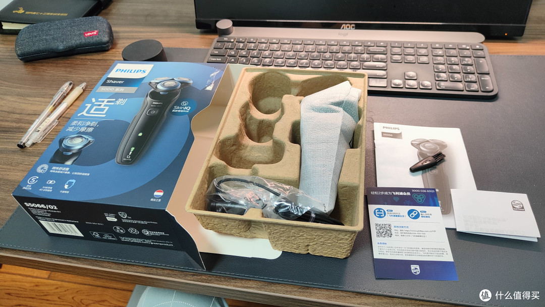 包装盒中还有些空位，应该是相关配件的