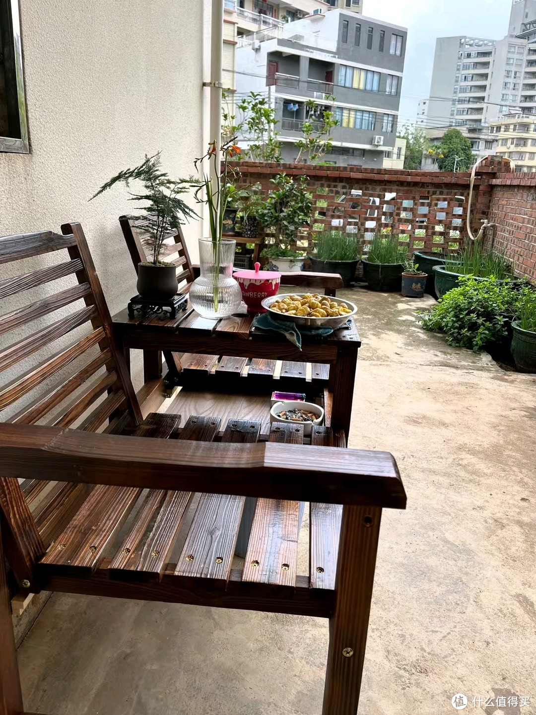 室外放置碳化过的实木桌椅