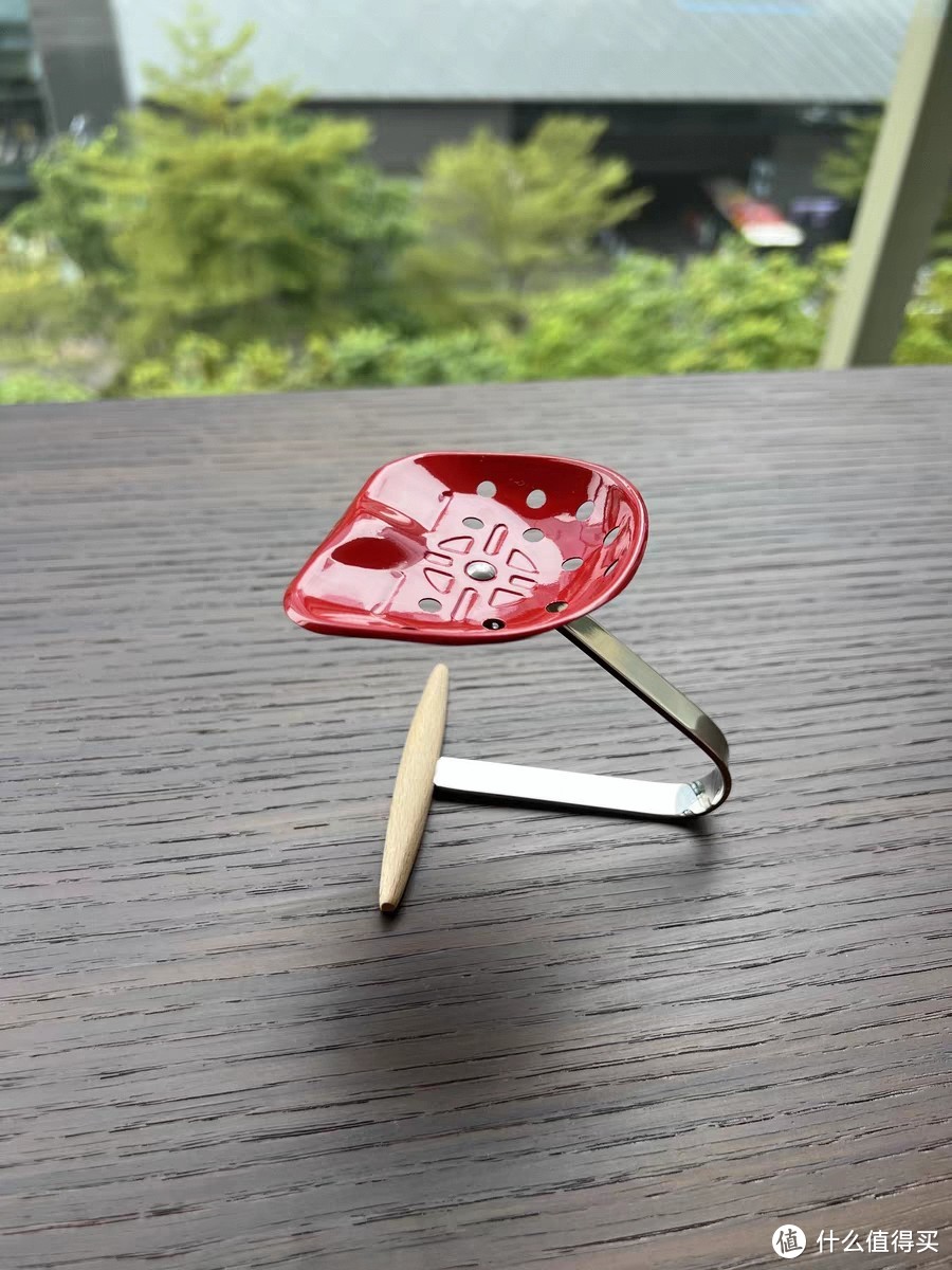 铝合金的小型椅子摆件。