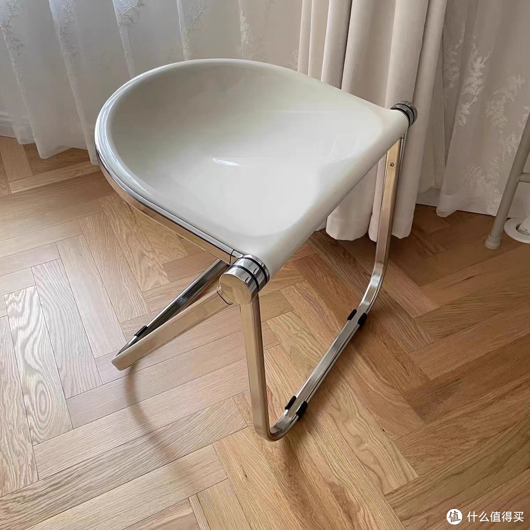 可以折叠的聚合物椅子。