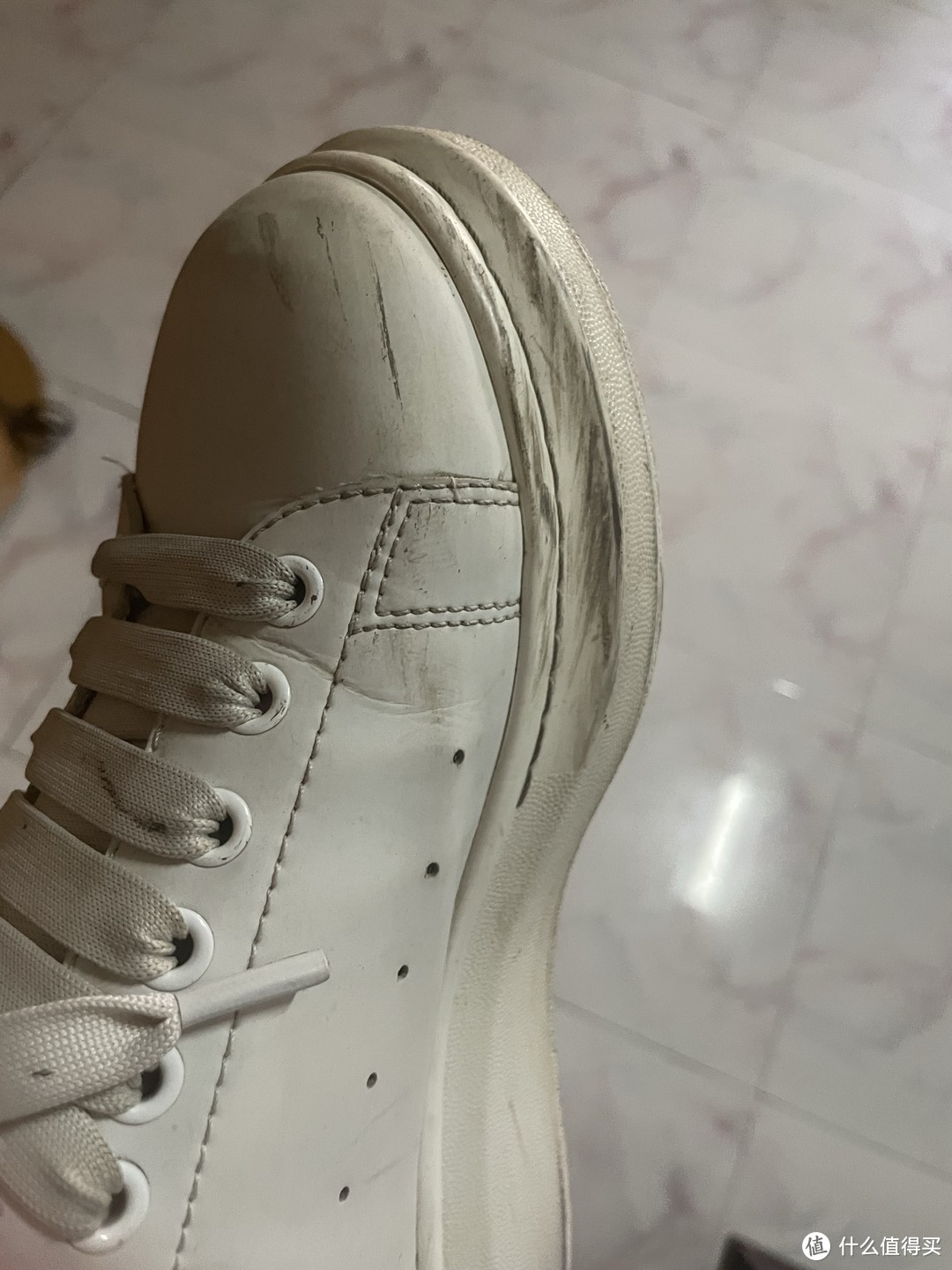 当你的鞋出现这种黑色划痕的话，该怎么办？
