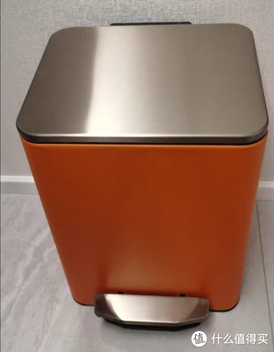 高颜值的活力橙垃圾桶，轻奢又实用