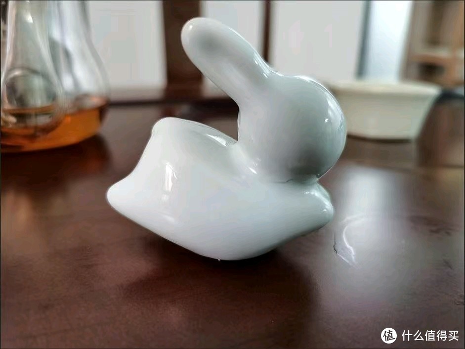 陶瓷奔跑形状的兔子。
