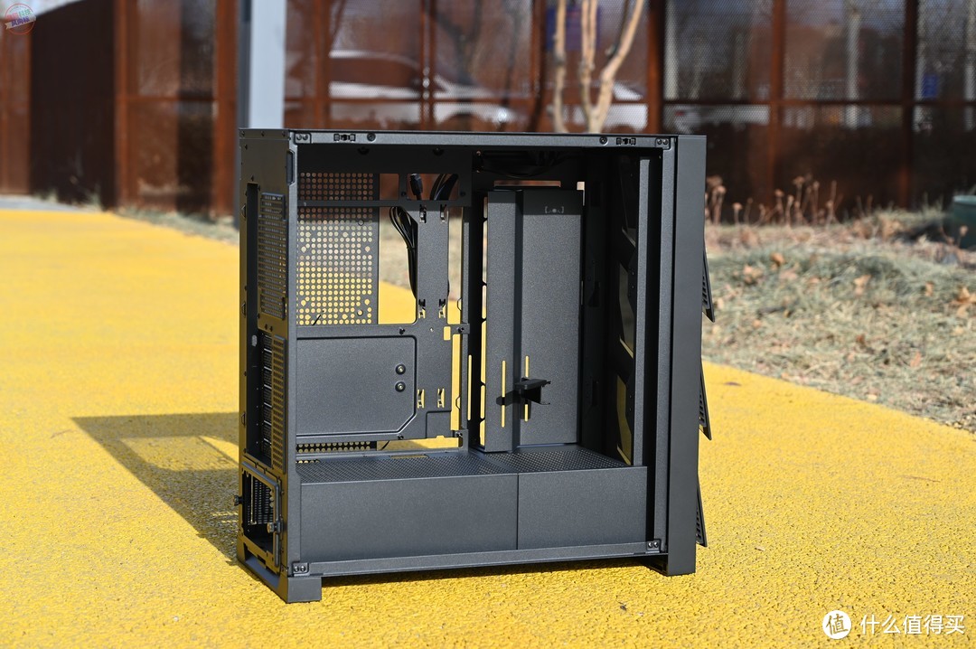 设计新颖的模块化机箱，散热确实出色，鑫谷昆仑御风上手
