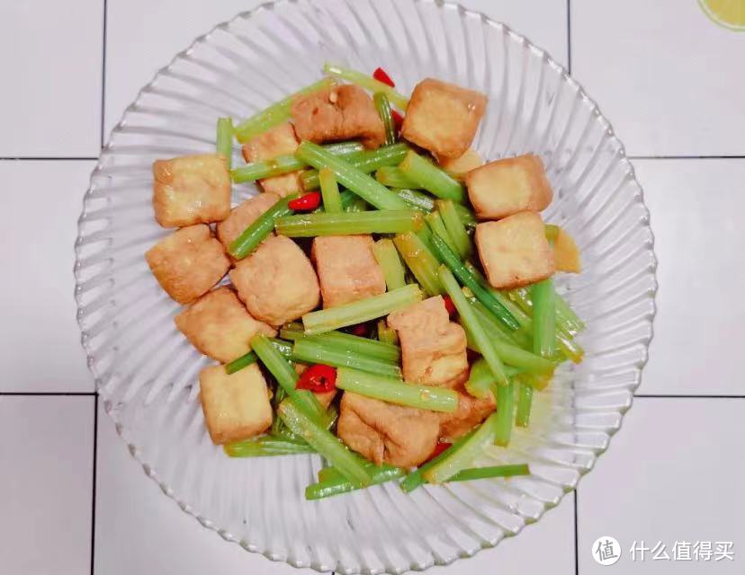芹菜炒油豆腐，素食爱好者的美味