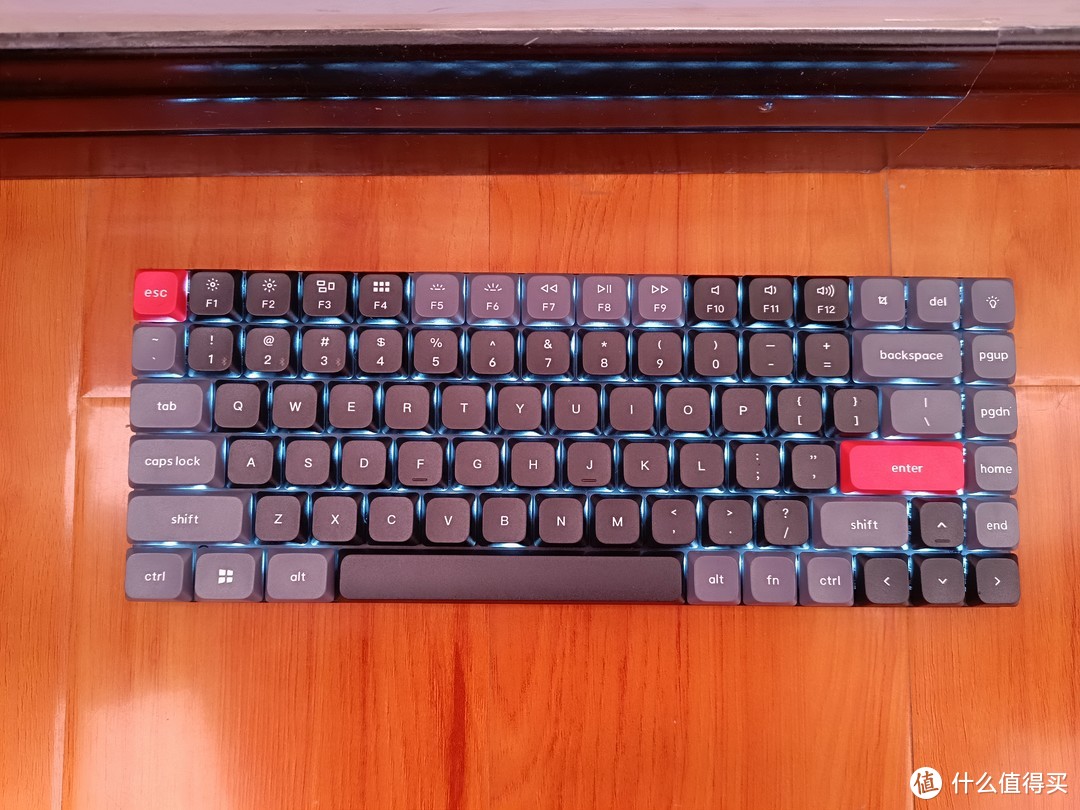 炫彩的RGB太晃眼，冷色白光的蓝牙矮轴超薄机械键盘用着真舒服。