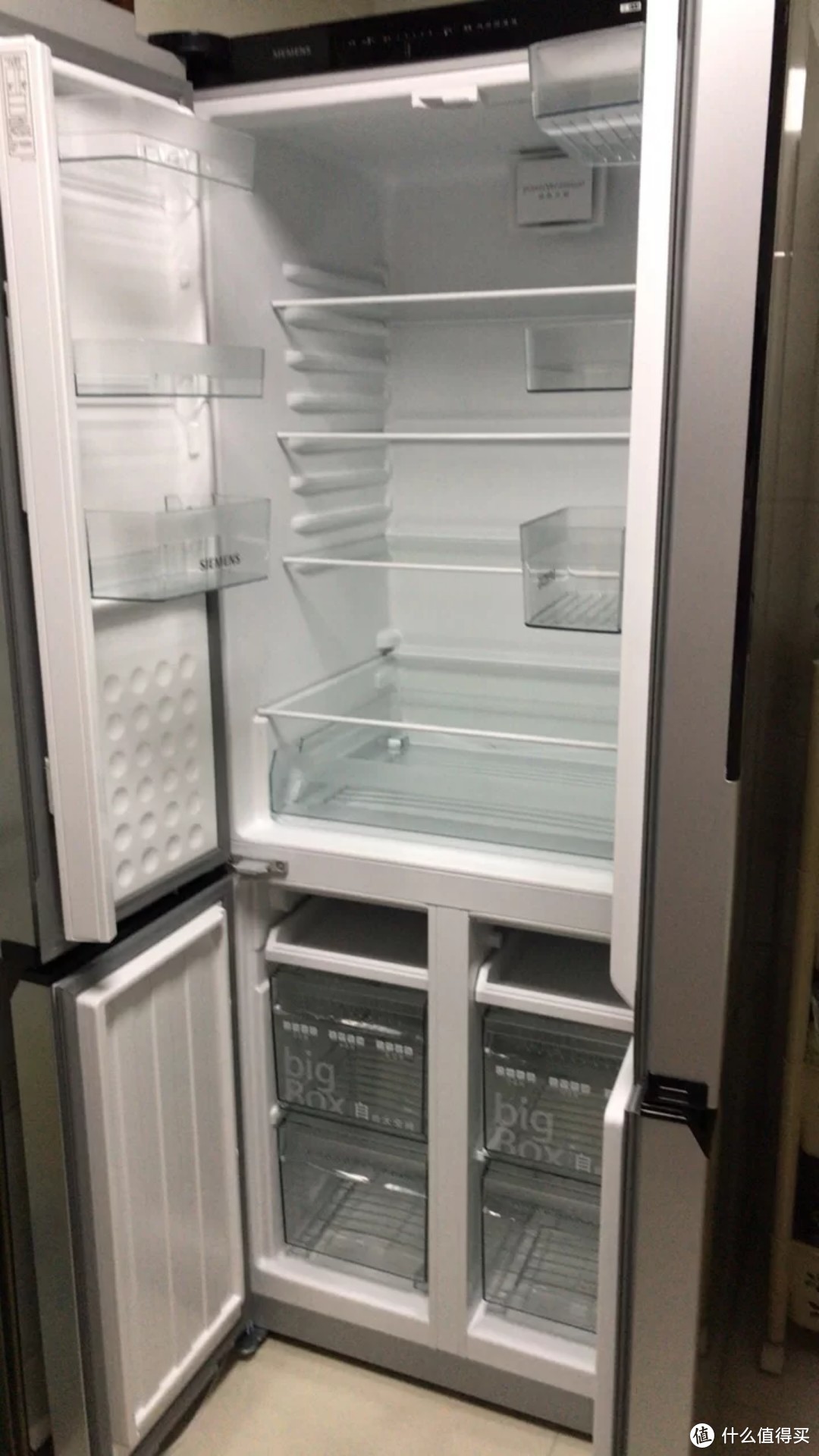 西门子的多开门冰箱。