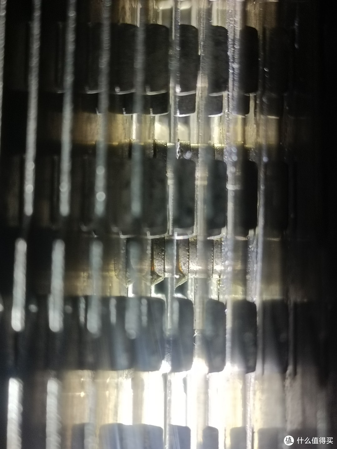 焊锡大量堆积在回流焊孔处，并没有连接鳍片与热管