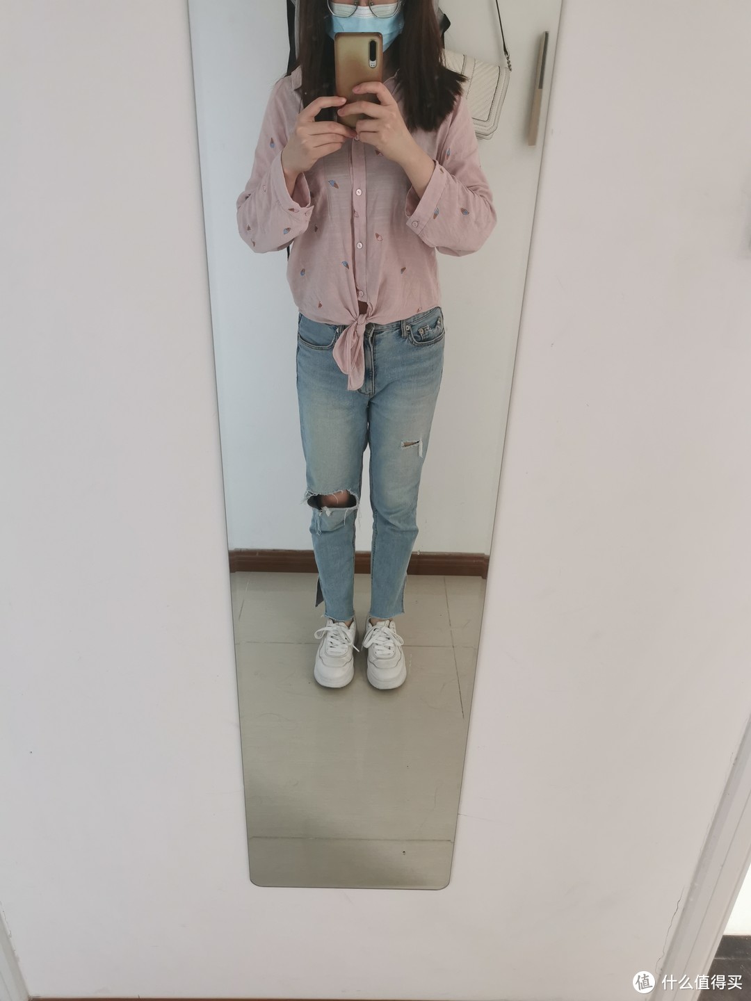 粉色上衣+浅色牛仔裤