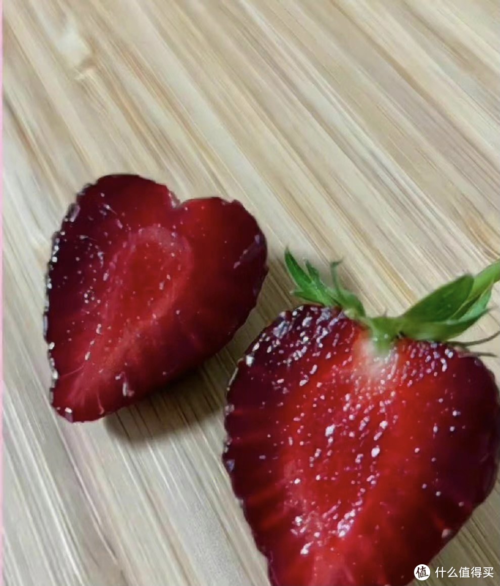 这个草莓🍓怎么长得车里车气的呀😄