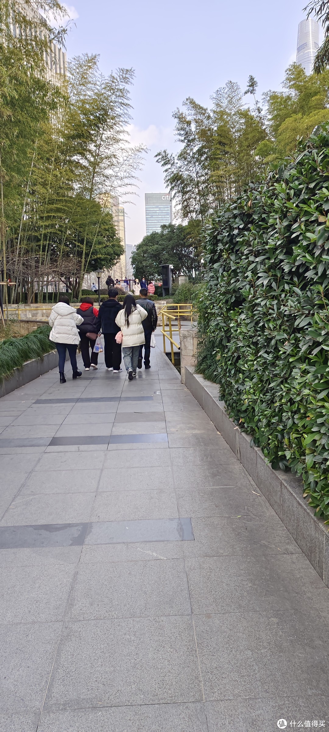 上海黄浦区/古城公园游记/竹林环绕，林间小道/探索历史的轨迹，诉说城墙的故事/蜿蜒曲折，错落有致