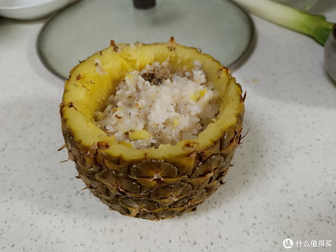 甜香甜香的炒饭菠萝饭真好吃，小朋友馋的流口水。