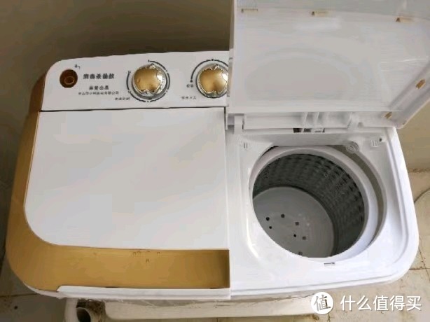 两个桶的老式洗衣机。