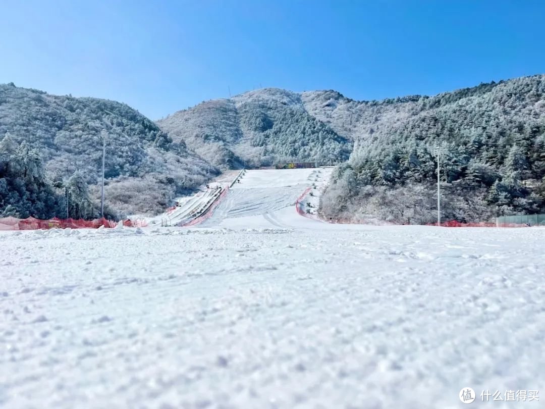 在南方适合初次滑雪的滑雪场——九宫山风景区，一起来体验一下滑雪的乐趣吧……