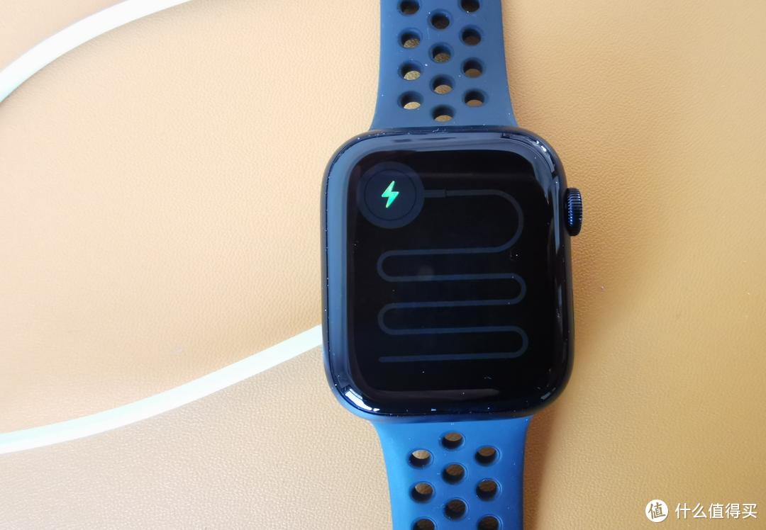 Nike款Apple Watch S7开箱，充电方式非常奇葩