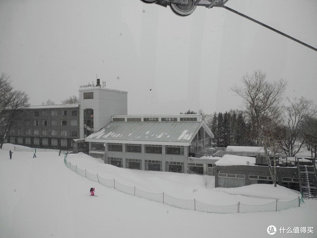 酒店外观，右边是滑雪出入口，Ski In Ski Out