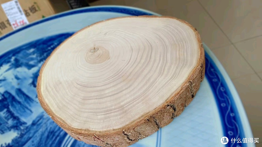 一片实木的砧板原料。