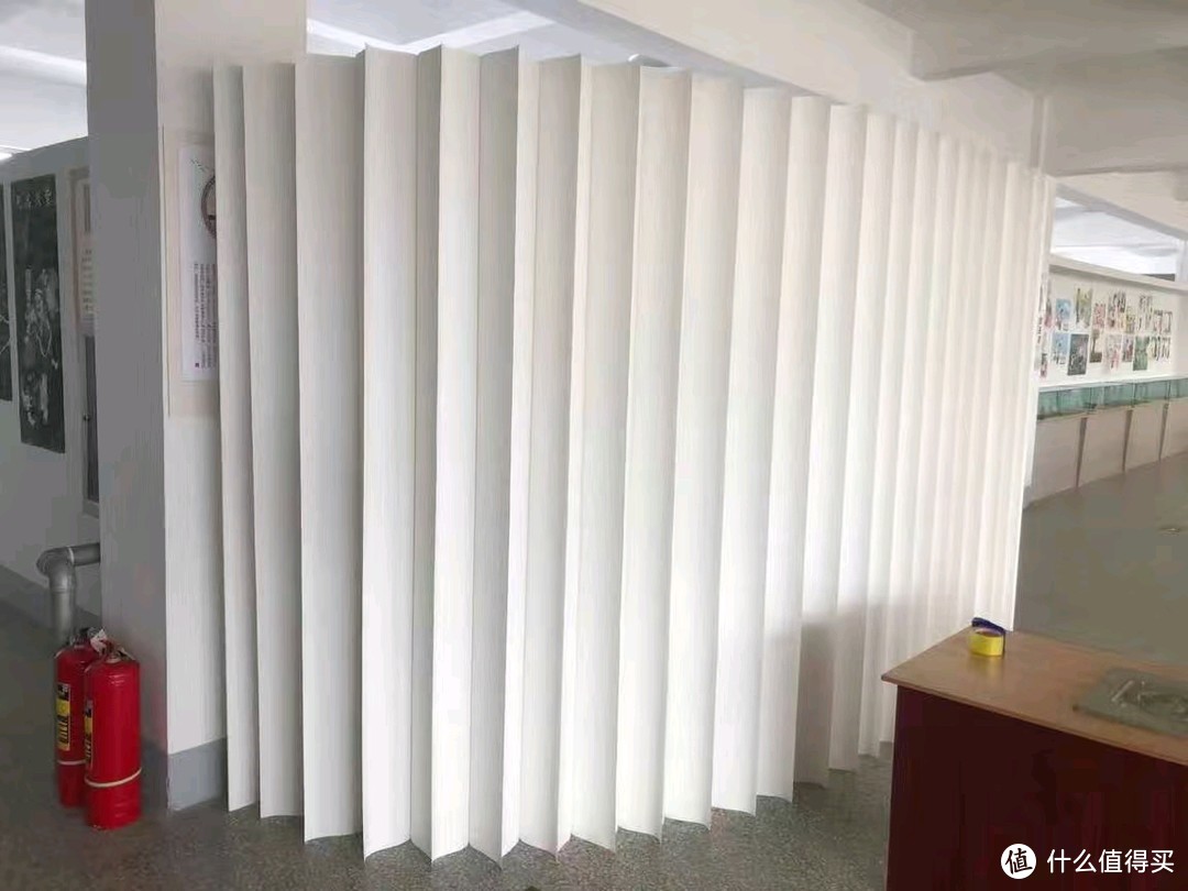 纸材质的折叠大屏风。