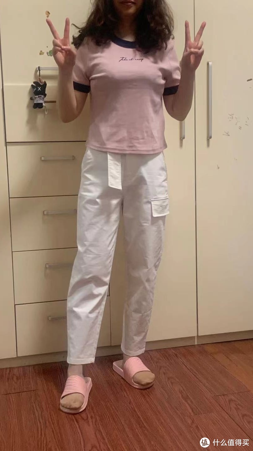 粉色短袖+白色休闲裤