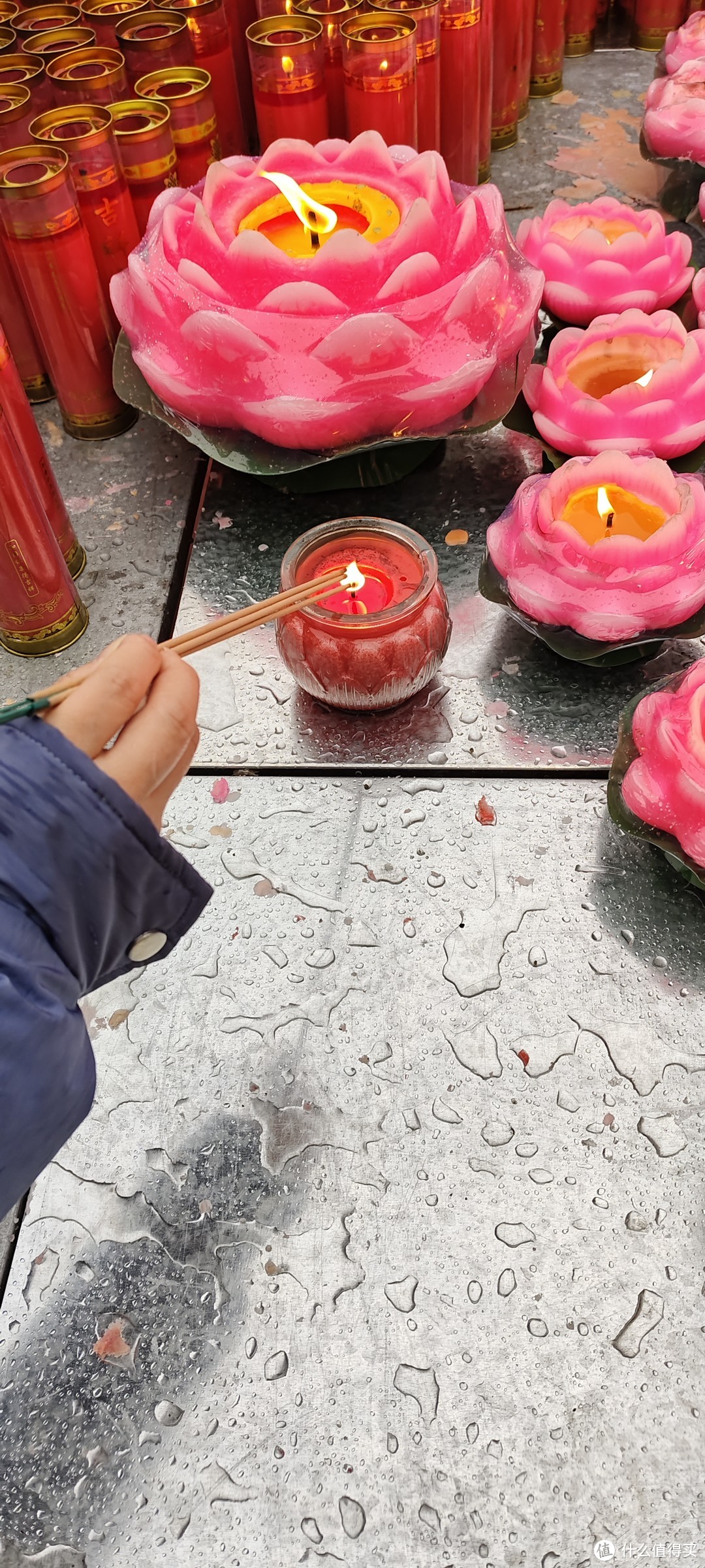 新年的第一炷香/大年初一/上海宁国禅寺，梵音袅袅涤尘心/一年一度，宁国禅寺请香，虽然雨天，人流如织