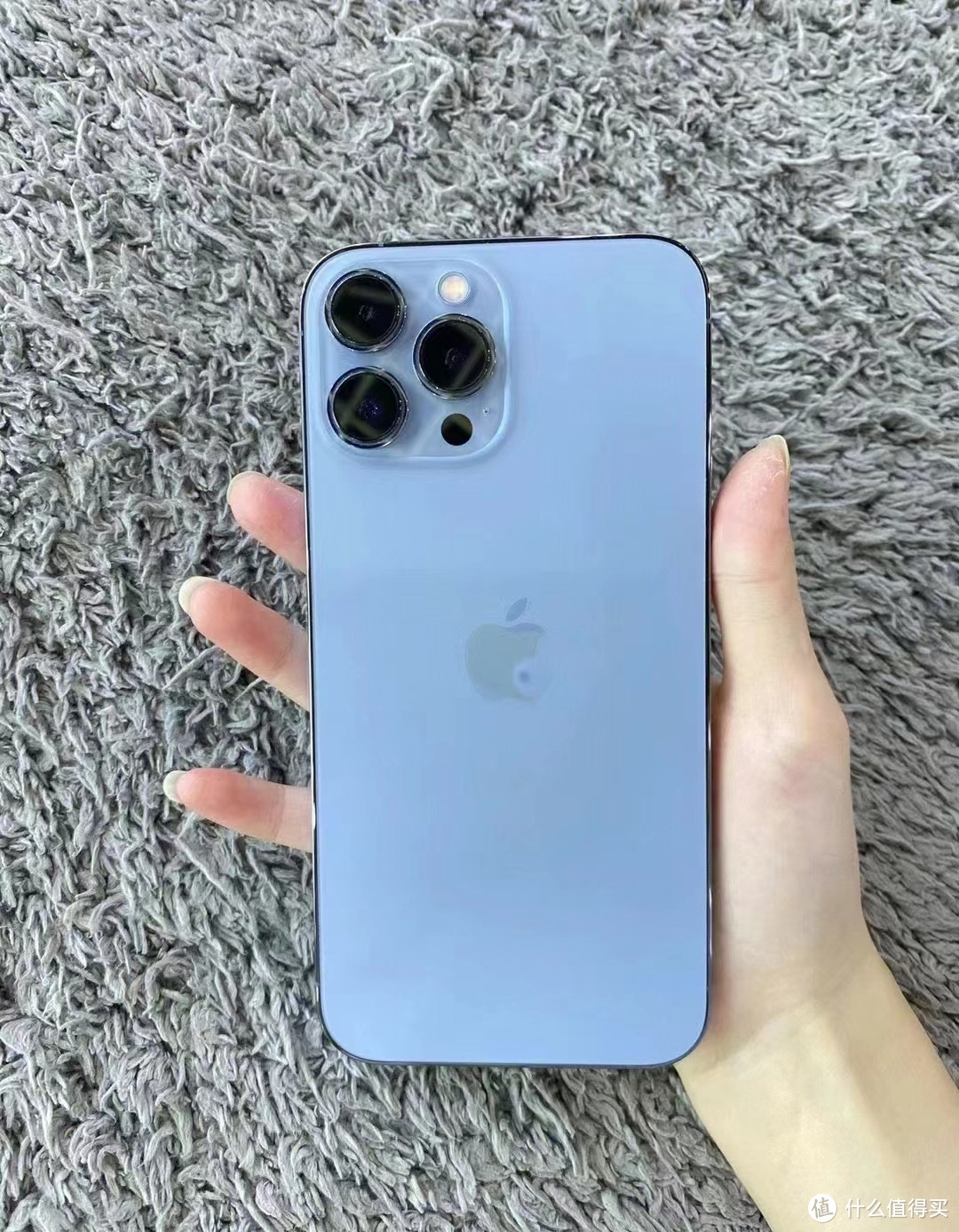 应该没有人拒绝得了iPhone 13pm远峰蓝吧？现在市场价多少了？