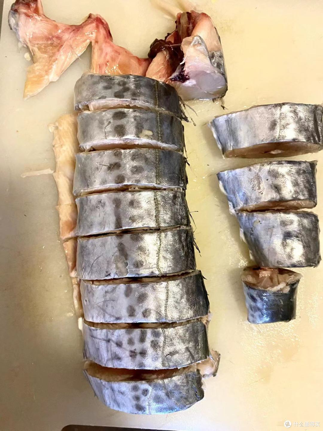 将鲅鱼去除内脏,或者去内脏后的鲅鱼再用水冲洗一下,减掉鱼鳍,切块