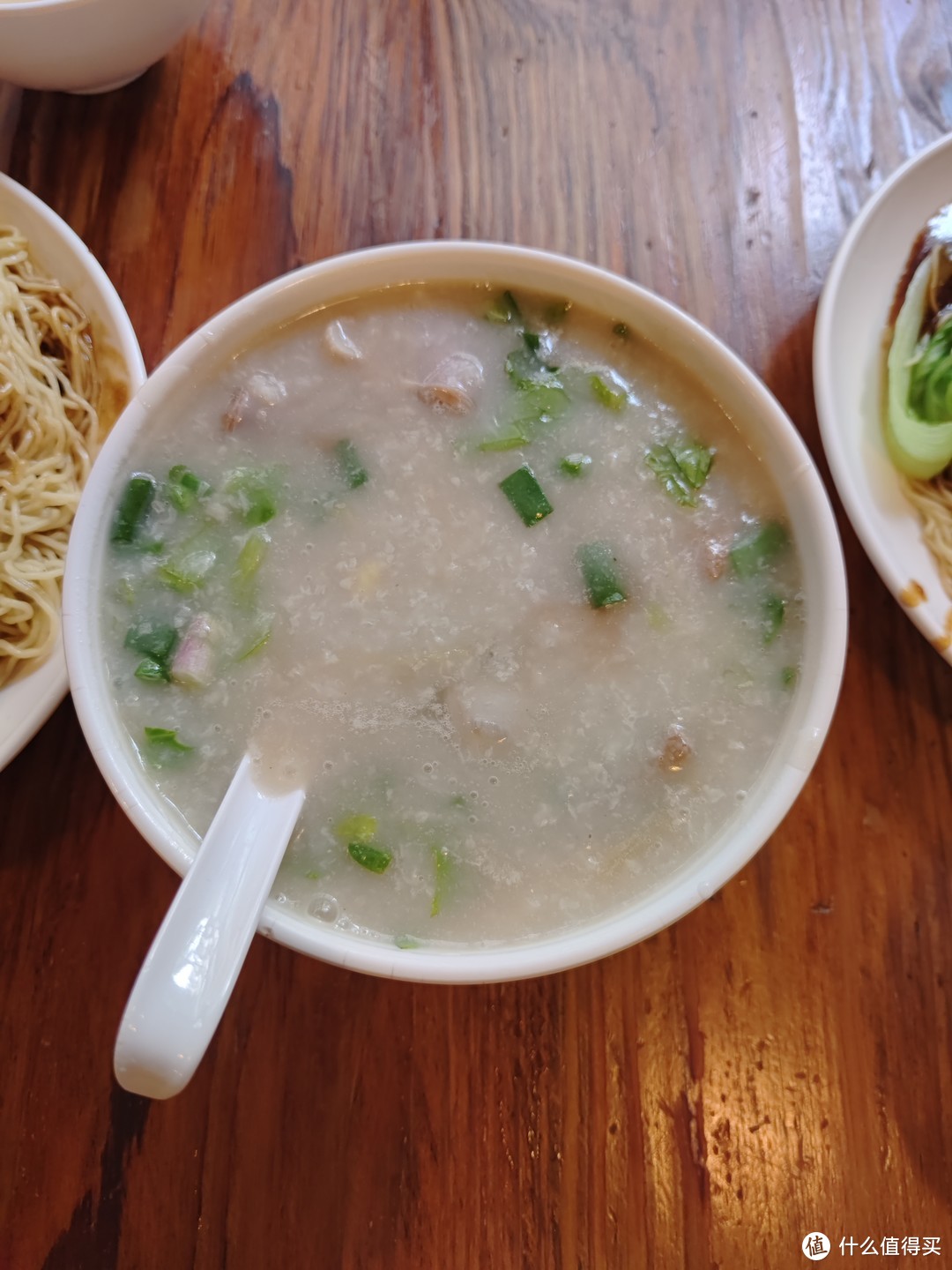 来到小镇，美味早餐，咖啡和家里便饭