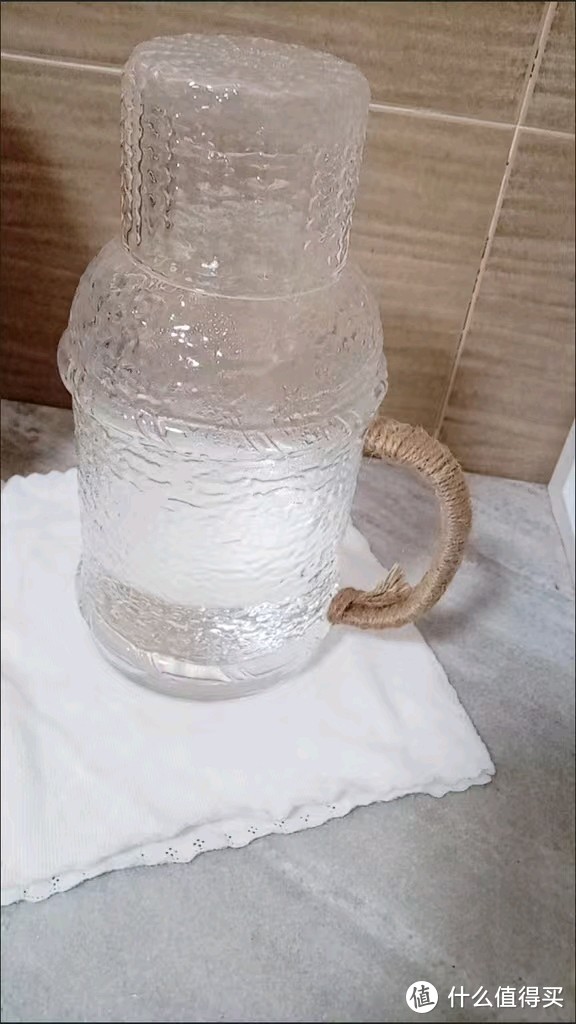 厚玻璃材质的冷水壶。