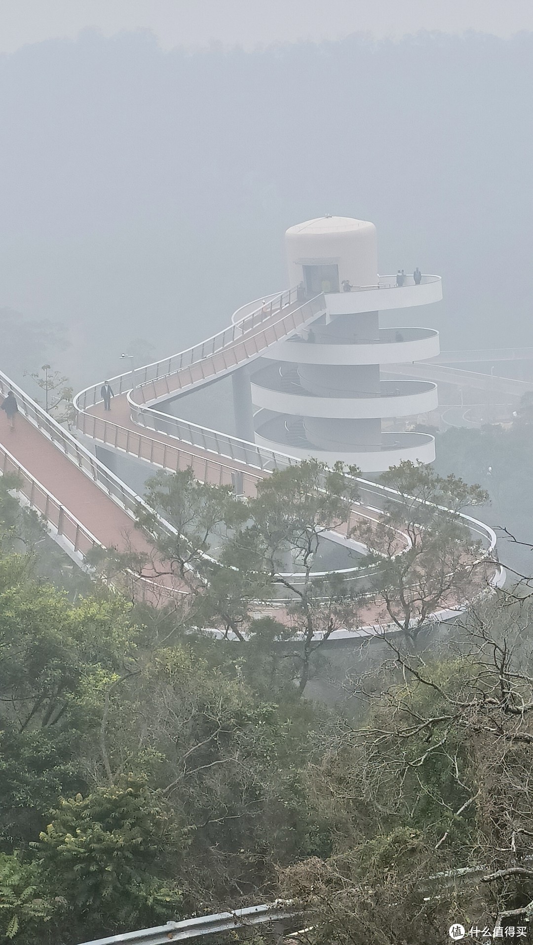 雾行林海步道间，盼归塔上观海边