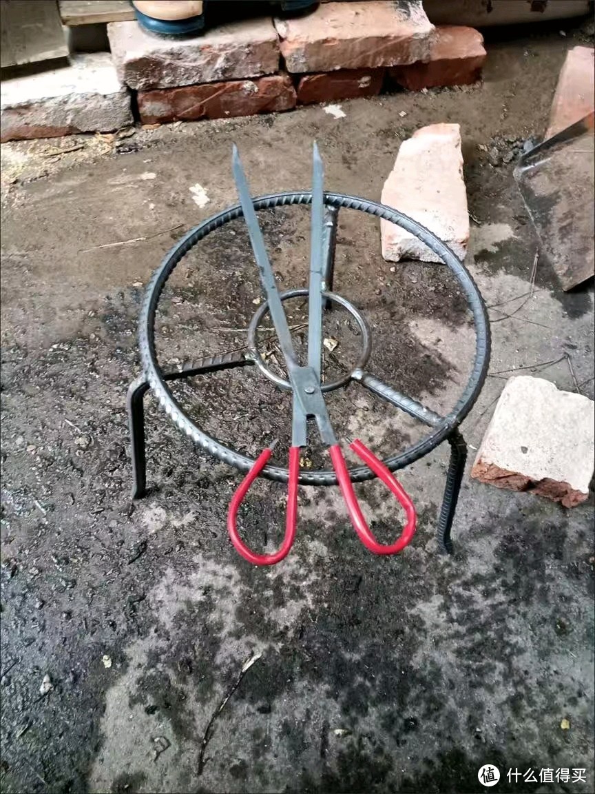 铁焊接而成的三脚架，架锅用。
