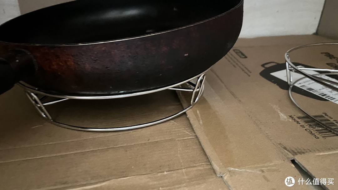 这款不锈钢的锅架放在厨房里面真的很方便实用