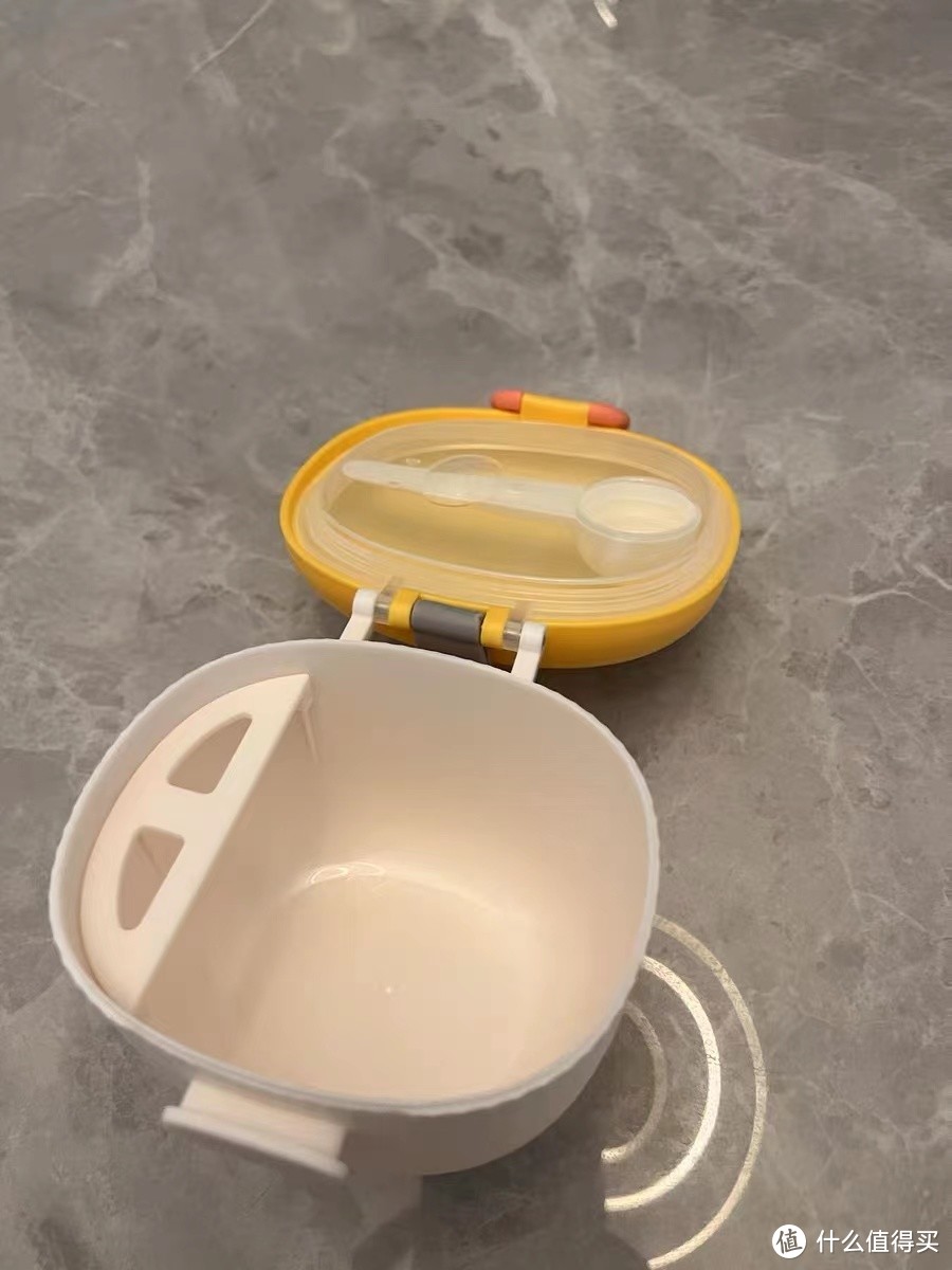 婴儿奶粉盒便携式外出辅食盒子