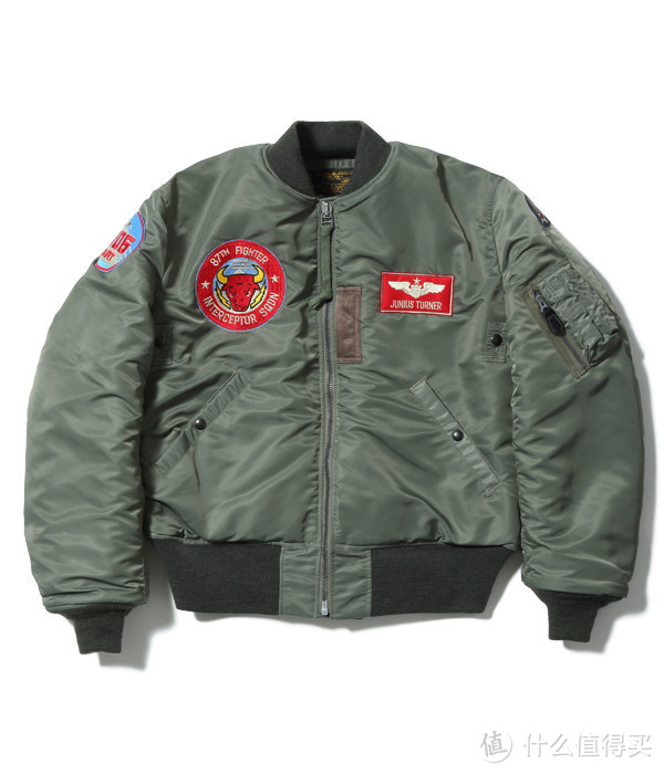 连周星驰也穿过MA-1空军夹克，不愧是每人衣柜都会有一件的时尚单品。