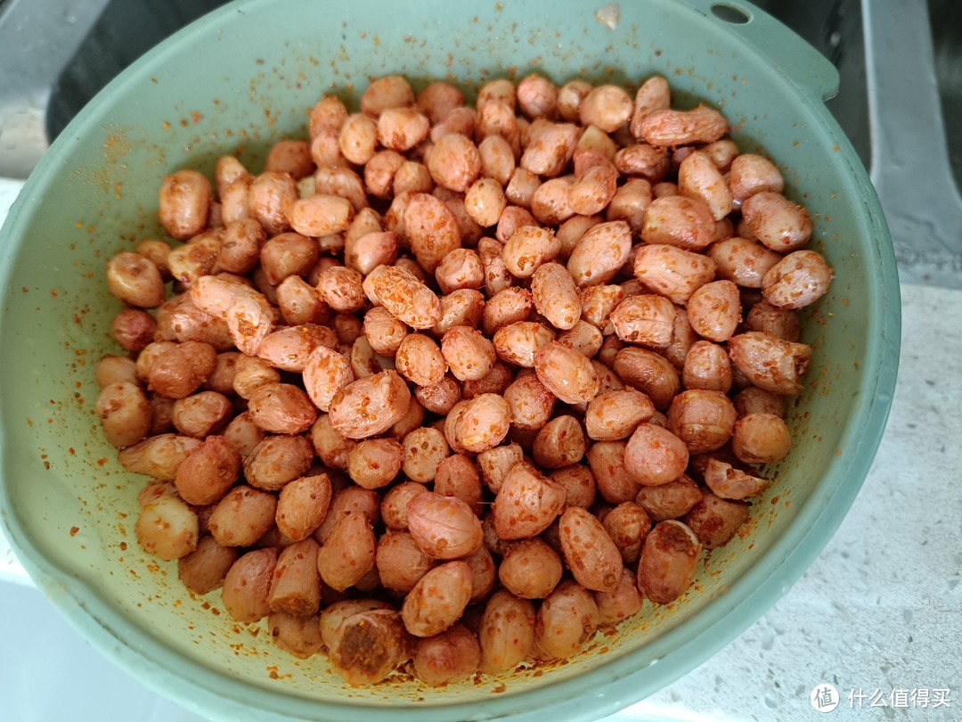 小学生不用买太多零食，用空气炸锅做好吃的烧烤味花生。