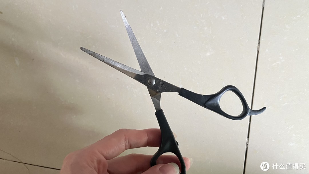 这个剪刀的质量特别好，像我平时都会拿来拆快递，而且真的很方便，
