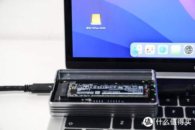 阿卡西斯USB4硬盘盒评测：内置致态TiPlus5000固态硬盘测试