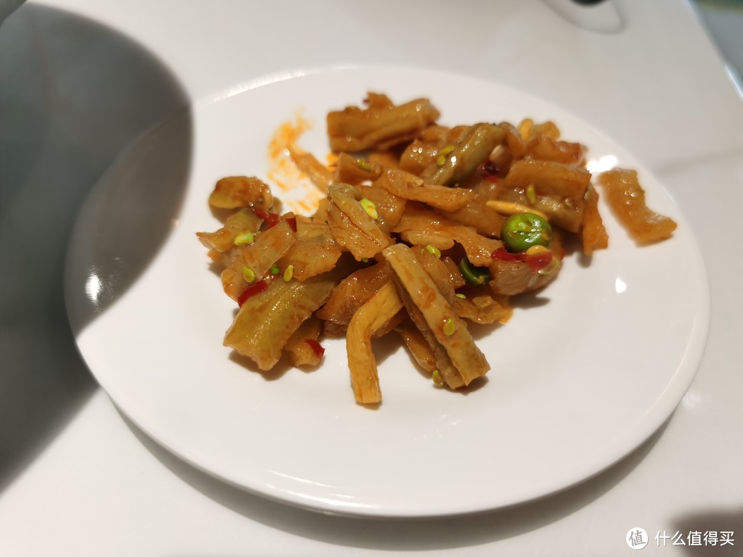 乌鲁木齐丨 机场里的餐饮店还有自助水果、小菜，可续杯的饮料？[设计书]就是这样一家店！