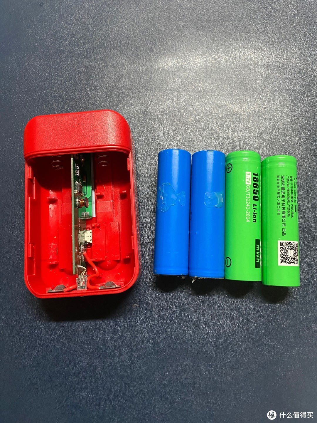 两种电池都支持，左面两个蓝色的就是我从一个充电宝中拆出的平头18650电池