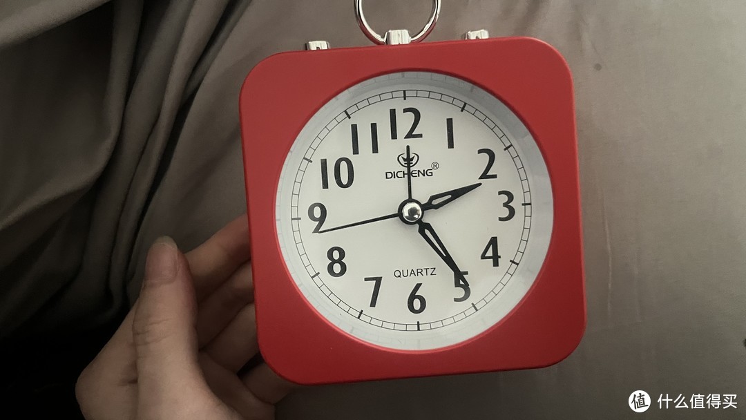 时钟走针很精准，平时放在床头看时间很方便，