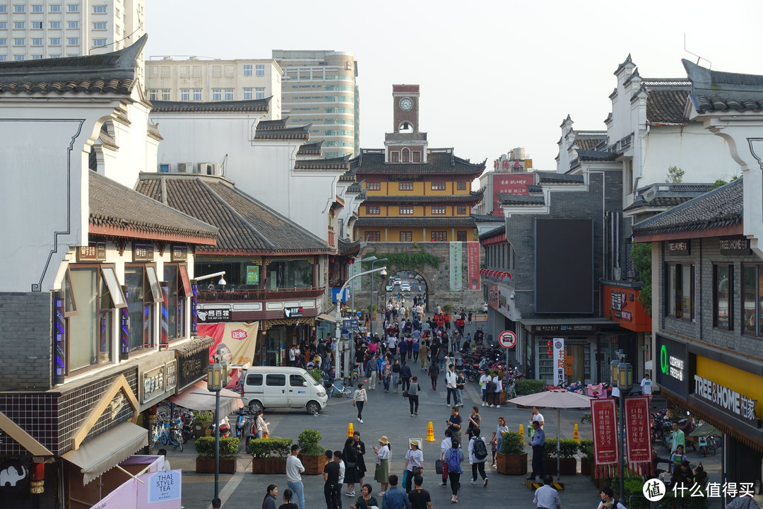 这里依然建成了一个仿古商商业街区。道路中间建了若干小楼，可以爬上去。尽头就是宁波鼓楼。