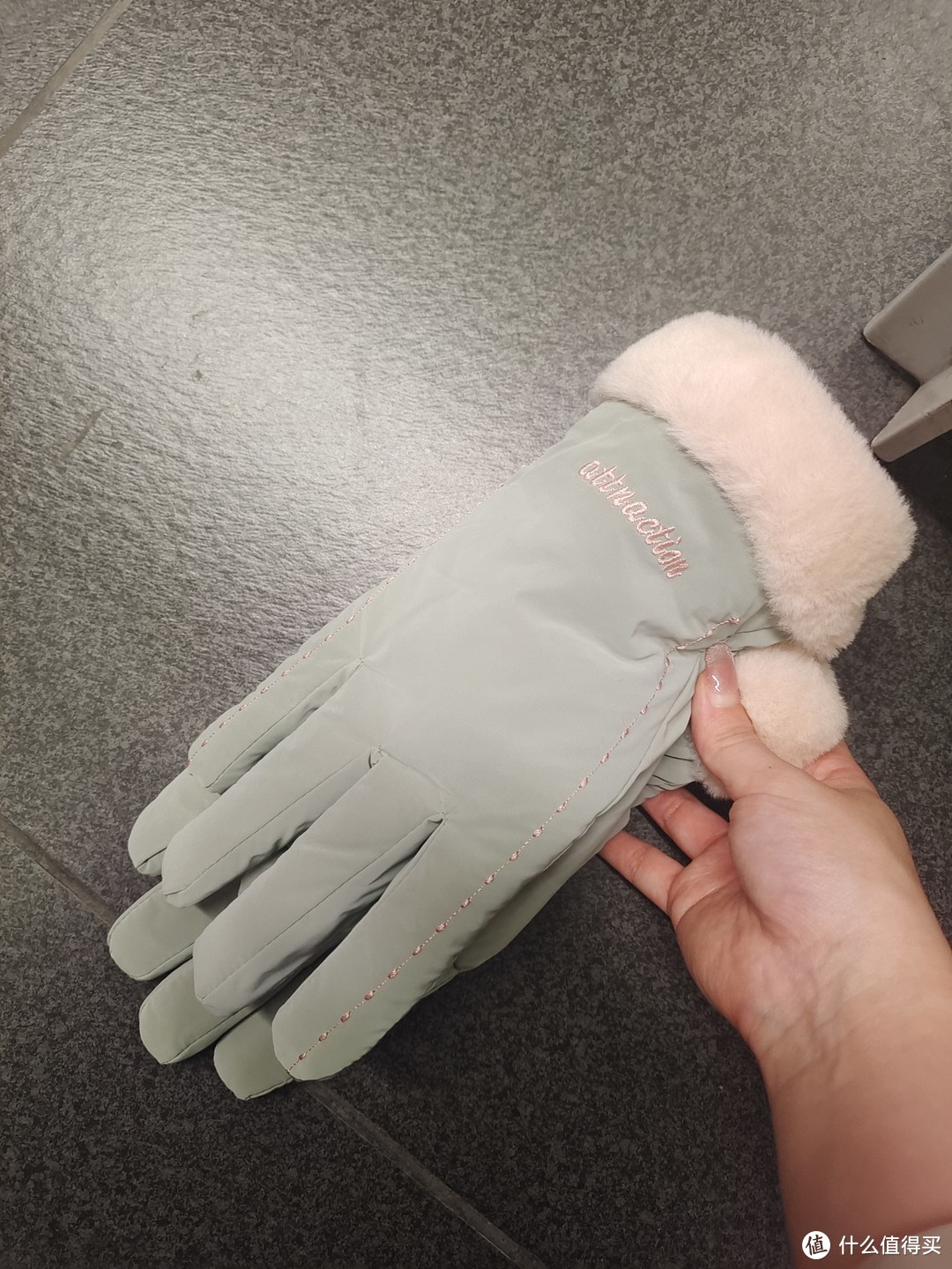 冬季滑雪必带的漂亮豆绿色加厚手套