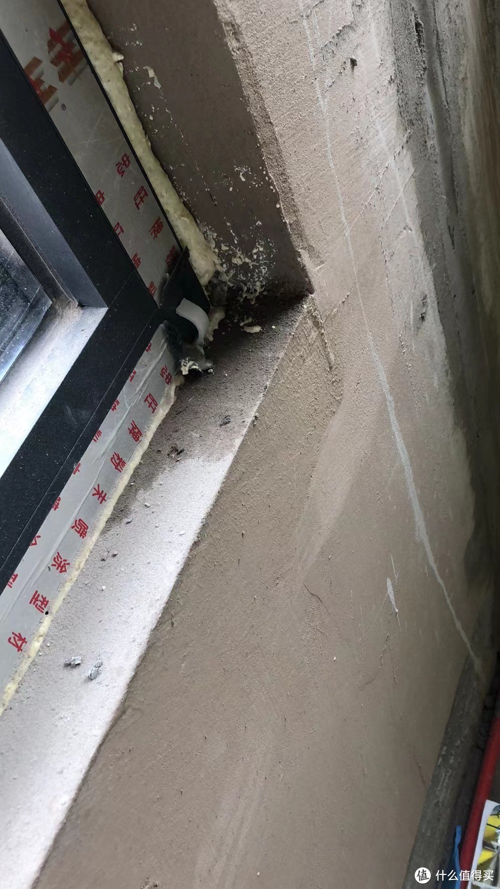 由于这面窗没有开扇，墙体漏水房子又过了质保期，最后只有找蜘蛛人外挂刷的防水涂料，目前过去近一年了，不漏了。