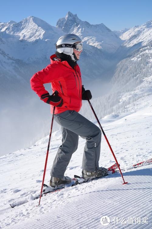 冬天让我们带上装备一起去滑雪吧！冰雪世界等着你的到来，浪漫与爱情在此刻相遇！