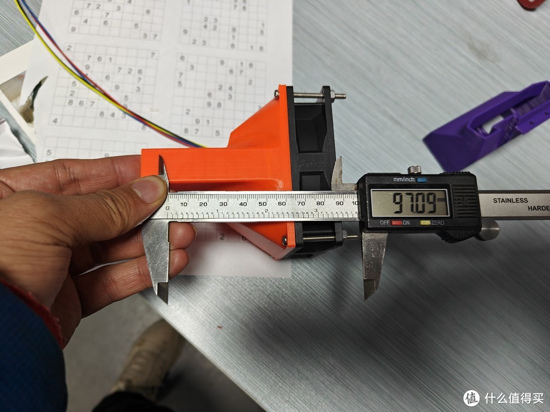 占用长度显卡长度+97mm,模型宽度也在94mm左右