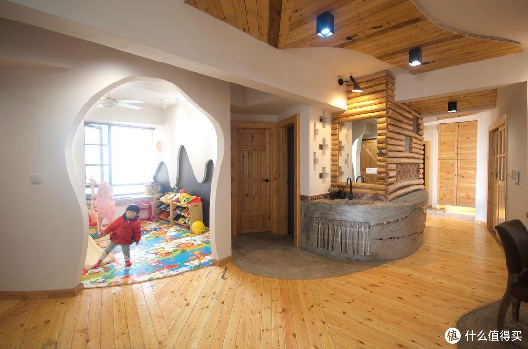 这套107平的家太有趣了，客厅种树，沙发水泥砌，你见过吗？