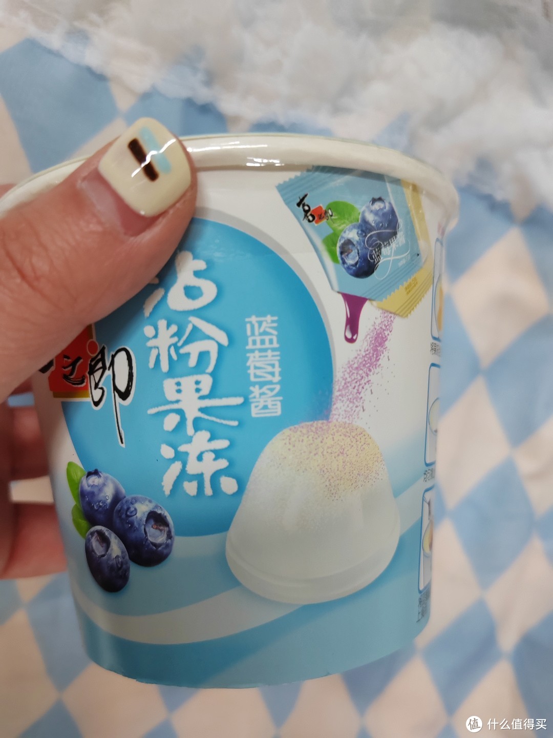 美味果冻分享：喜之郎蓝莓酱沾粉果冻