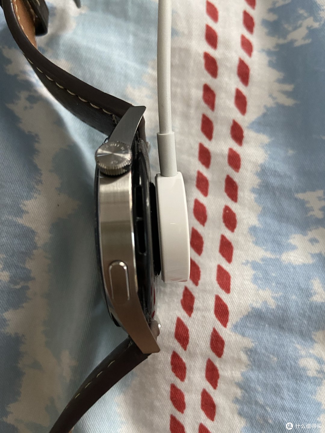 华为苹果一家亲?苹果手表的充电器居然可以充华为手表