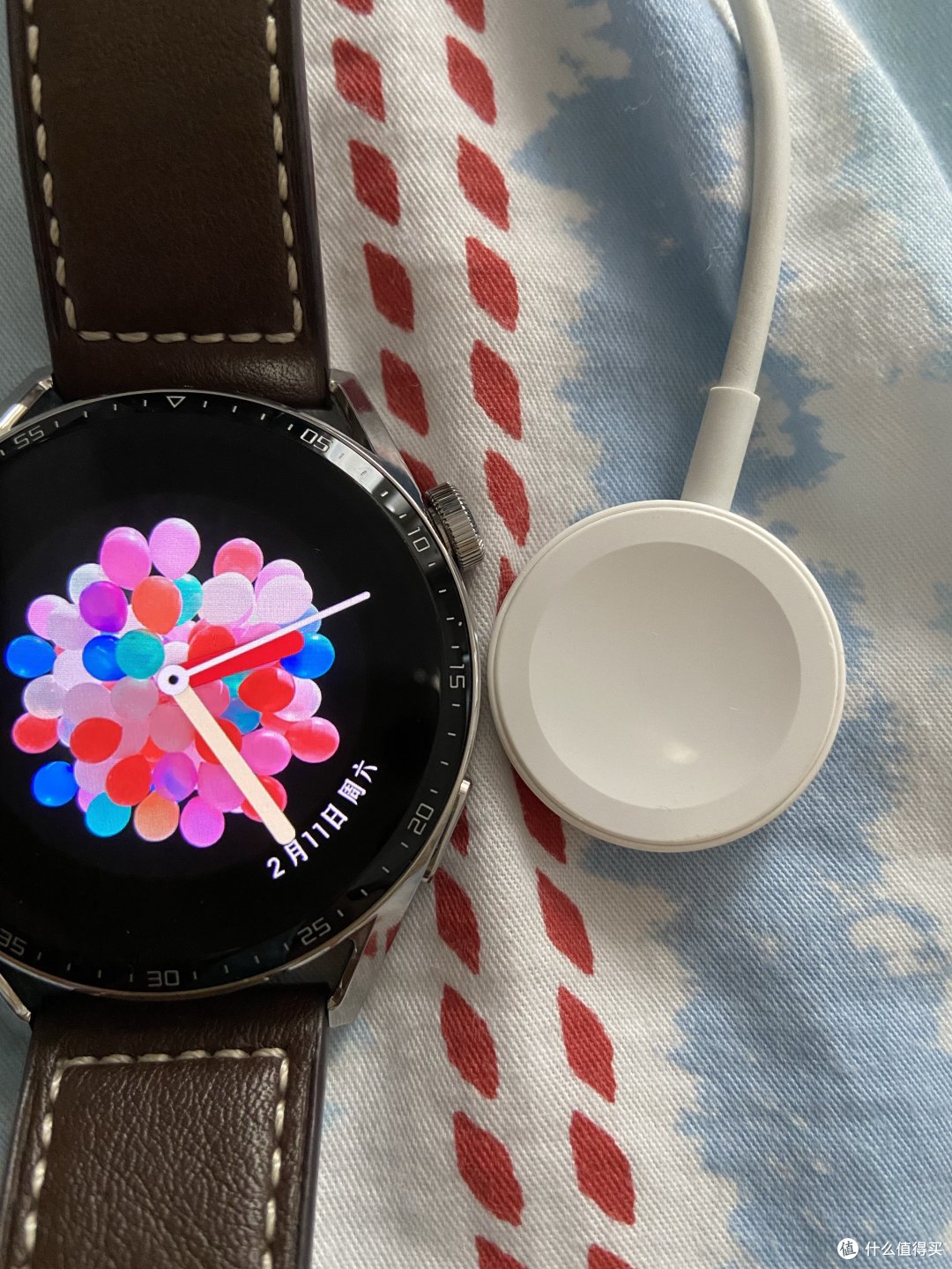 华为苹果一家亲?苹果手表的充电器居然可以充华为手表